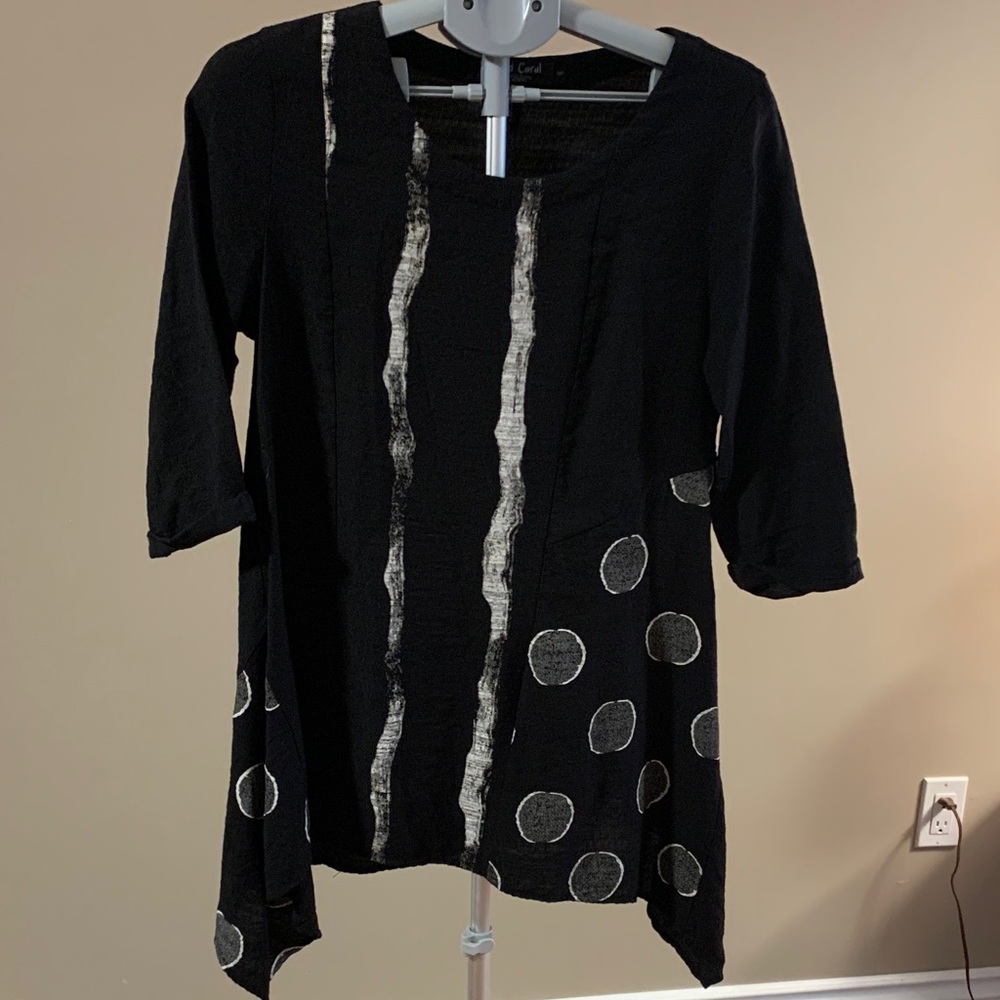 Red Coral Black and White Women's Top Size Small
